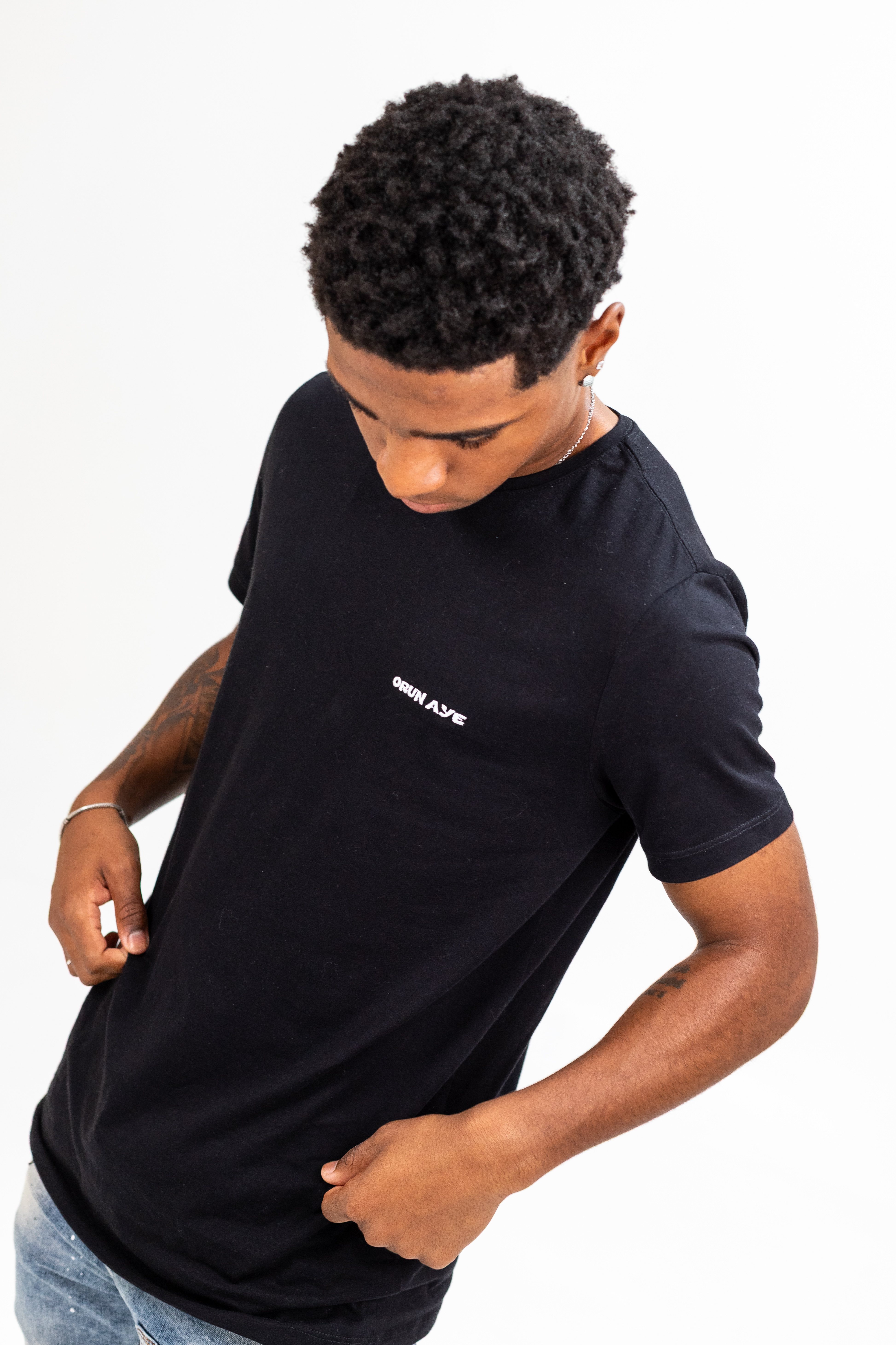 Modelo vestindo Camiseta Realeza Ancestral